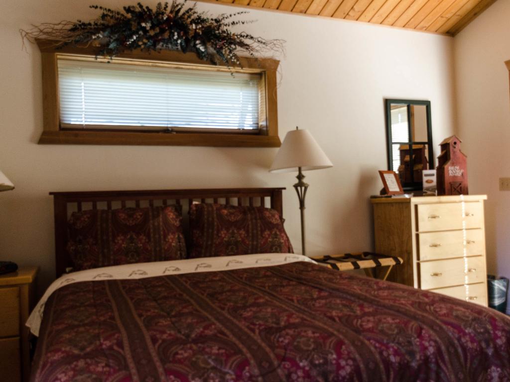 Hansen Guest Ranch Swan Valley Room photo
